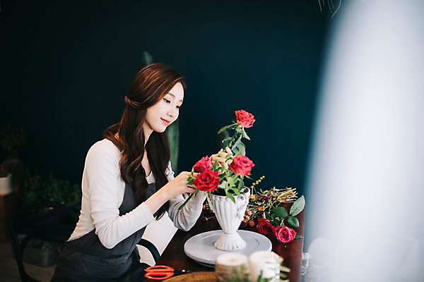 포토 JPG 응시 여자 꽃 행복 화분 여유 실내 한명 미소 사람 상반신 20대 성인 취미 옆모습 장미 한국인 자르기 꽃집 꽃꽂이 즐거움 조경가위 성인여자한명만 국내포토 식물 1 시선 감정 뷰포인트 모션 가위_도구 표정 동양인 청년 내부 상점 원예 여자한명만 성인여자만 파일형식