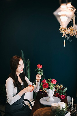 포토 JPG 응시 여자 꽃 행복 화분 여유 검은배경 실내 한명 미소 사람 상반신 20대 성인 취미 옆모습 하이앵글 장미 한국인 자르기 꽃집 꽃꽂이 즐거움 손질 조경가위 성인여자한명만 국내포토 식물 1 시선 감정 뷰포인트 백그라운드 모션 가위_도구 표정 동양인 청년 내부 상점 검은색 원예 여자한명만 성인여자만 파일형식