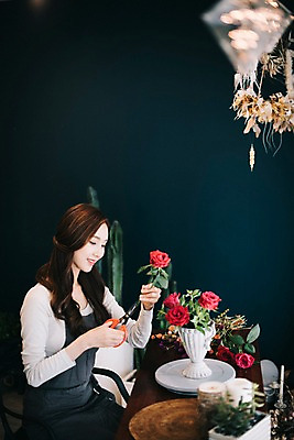 포토 JPG 응시 여자 꽃 행복 화분 여유 검은배경 실내 한명 미소 사람 상반신 20대 성인 취미 옆모습 장미 한국인 자르기 꽃집 꽃꽂이 즐거움 손질 조경가위 성인여자한명만 국내포토 식물 1 시선 감정 뷰포인트 백그라운드 모션 가위_도구 표정 동양인 청년 내부 상점 검은색 원예 여자한명만 성인여자만 파일형식