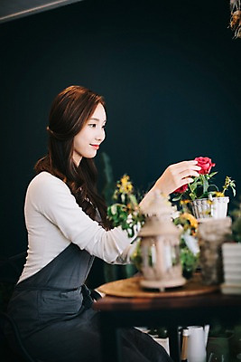 포토 JPG 응시 여자 꽃 행복 화분 여유 검은배경 실내 한명 미소 사람 앉기 상반신 20대 성인 취미 옆모습 장미 한국인 꽃집 꽃꽂이 즐거움 성인여자한명만 국내포토 식물 1 시선 감정 뷰포인트 백그라운드 모션 표정 동양인 청년 내부 상점 검은색 원예 여자한명만 성인여자만 파일형식