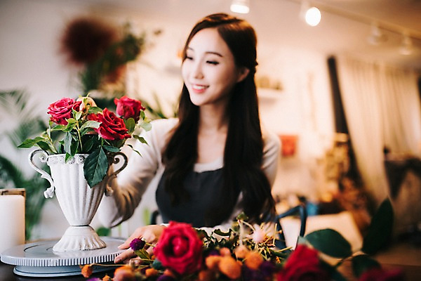 포토 JPG 응시 여자 꽃 행복 화분 여유 실내 한명 미소 사람 상반신 20대 성인 취미 앞모습 장미 만지기 한국인 꽃집 꽃꽂이 즐거움 손질 성인여자한명만 국내포토 식물 1 시선 감정 뷰포인트 모션 표정 동양인 청년 내부 상점 원예 여자한명만 성인여자만 파일형식