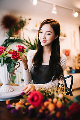 포토 JPG 응시 여자 꽃 행복 화분 여유 실내 한명 미소 사람 상반신 20대 성인 취미 앞모습 아웃포커스 장미 만지기 한국인 꽃집 꽃꽂이 즐거움 성인여자한명만 국내포토 식물 1 시선 감정 뷰포인트 모션 촬영기법 표정 동양인 청년 내부 상점 원예 여자한명만 성인여자만 파일형식