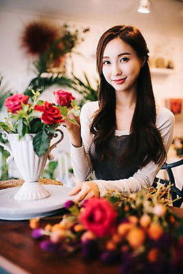 포토 JPG 응시 여자 꽃 행복 화분 여유 실내 한명 미소 사람 상반신 20대 성인 취미 앞모습 아웃포커스 장미 한국인 꽃집 꽃꽂이 즐거움 손질 성인여자한명만 국내포토 식물 1 시선 감정 뷰포인트 촬영기법 표정 동양인 청년 내부 상점 원예 여자한명만 성인여자만 파일형식