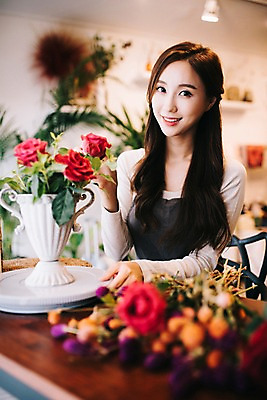 포토 JPG 응시 여자 꽃 행복 화분 여유 실내 한명 미소 사람 상반신 20대 성인 취미 앞모습 아웃포커스 장미 한국인 꽃집 꽃꽂이 즐거움 손질 성인여자한명만 국내포토 식물 1 시선 감정 뷰포인트 촬영기법 표정 동양인 청년 내부 상점 원예 여자한명만 성인여자만 파일형식