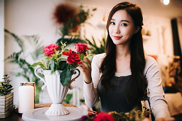 포토 JPG 응시 여자 꽃 행복 화분 여유 실내 한명 미소 사람 상반신 20대 성인 취미 앞모습 아웃포커스 장미 한국인 꽃집 꽃꽂이 즐거움 손질 성인여자한명만 국내포토 식물 1 시선 감정 뷰포인트 촬영기법 표정 동양인 청년 내부 상점 원예 여자한명만 성인여자만 파일형식