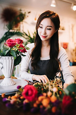 포토 JPG 응시 여자 꽃 행복 화분 여유 실내 한명 미소 사람 상반신 20대 성인 취미 앞모습 아웃포커스 장미 한국인 꽃집 꽃꽂이 즐거움 손질 성인여자한명만 국내포토 식물 1 시선 감정 뷰포인트 촬영기법 표정 동양인 청년 내부 상점 원예 여자한명만 성인여자만 파일형식