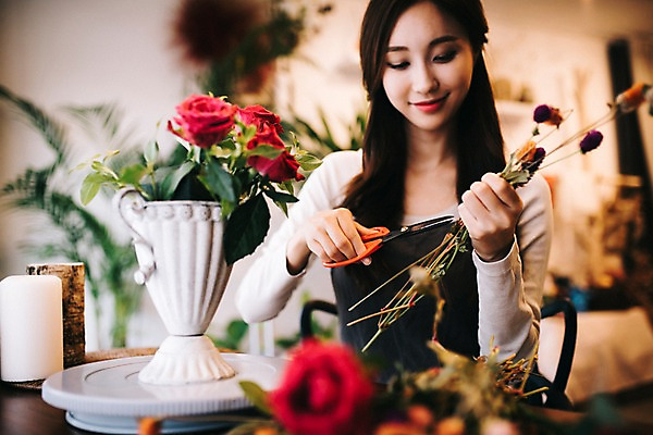 포토 JPG 응시 여자 꽃 행복 화분 여유 실내 한명 미소 사람 상반신 20대 성인 취미 앞모습 아웃포커스 장미 한국인 자르기 꽃집 꽃꽂이 즐거움 조경가위 성인여자한명만 국내포토 식물 1 시선 감정 뷰포인트 모션 가위_도구 촬영기법 표정 동양인 청년 내부 상점 원예 여자한명만 성인여자만 파일형식