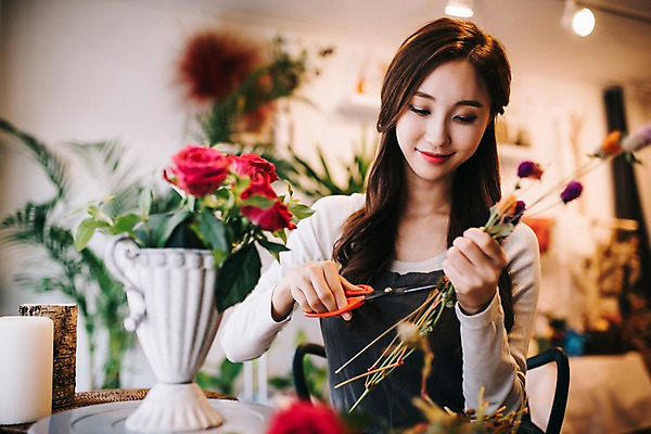 포토 JPG 응시 여자 꽃 행복 여유 실내 한명 미소 사람 상반신 20대 성인 취미 앞모습 아웃포커스 장미 한국인 자르기 꽃집 꽃꽂이 즐거움 손질 조경가위 성인여자한명만 국내포토 식물 1 시선 감정 뷰포인트 모션 가위_도구 촬영기법 표정 동양인 청년 내부 상점 원예 여자한명만 성인여자만 파일형식