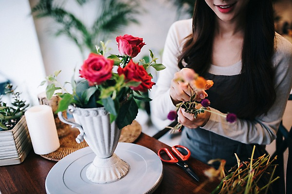 포토 JPG 여자 꽃 행복 화분 여유 실내 한명 사람 상반신 20대 성인 취미 앞모습 장미 한국인 꽃집 꽃꽂이 즐거움 손질 조경가위 성인여자한명만 국내포토 식물 1 감정 뷰포인트 가위_도구 동양인 청년 내부 상점 원예 여자한명만 성인여자만 파일형식