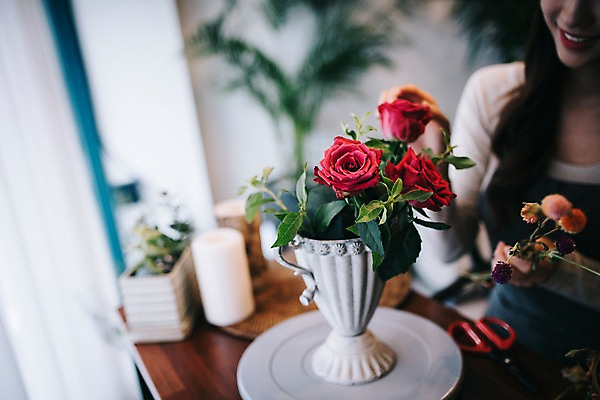 포토 JPG 응시 여자 꽃 행복 화분 여유 실내 한명 미소 사람 근접촬영 상반신 20대 성인 취미 앞모습 장미 한국인 꽃집 꽃꽂이 즐거움 만들기 손질 조경가위 성인여자한명만 국내포토 식물 1 시선 감정 뷰포인트 모션 가위_도구 표정 동양인 청년 내부 상점 원예 여자한명만 성인여자만 파일형식