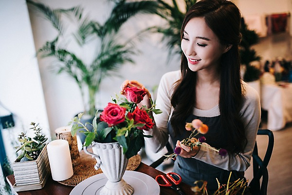 포토 JPG 응시 여자 꽃 행복 화분 여유 초 실내 한명 미소 사람 상반신 20대 성인 취미 앞모습 장미 한국인 꽃집 꽃꽂이 즐거움 손질 조경가위 성인여자한명만 국내포토 식물 1 시선 감정 뷰포인트 가위_도구 표정 동양인 청년 내부 상점 원예 여자한명만 성인여자만 파일형식
