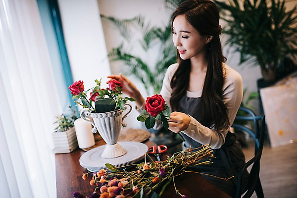 포토 JPG 응시 여자 꽃 행복 화분 여유 한송이 실내 관리 한명 미소 사람 앉기 상반신 20대 성인 취미 옆모습 장미 한국인 꽃집 꽃꽂이 즐거움 손질 성인여자한명만 국내포토 식물 1 시선 감정 뷰포인트 모션 표정 동양인 청년 내부 상점 원예 송이 여자한명만 성인여자만 파일형식