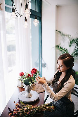 포토 JPG 응시 여자 꽃 행복 화분 여유 조명 실내 한명 미소 사람 상반신 20대 성인 취미 옆모습 장미 한국인 커튼 꽃집 창가 꽃꽂이 즐거움 손질 성인여자한명만 국내포토 식물 1 시선 감정 뷰포인트 창문 표정 동양인 청년 내부 상점 원예 여자한명만 성인여자만 파일형식