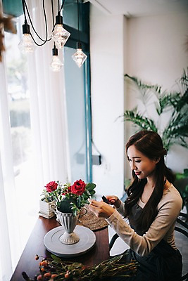 포토 JPG 응시 여자 꽃 행복 화분 여유 실내 한명 미소 사람 상반신 20대 성인 취미 옆모습 하이앵글 장미 한국인 꽃집 꽃꽂이 즐거움 손질 조경가위 성인여자한명만 국내포토 식물 1 시선 감정 뷰포인트 가위_도구 표정 동양인 청년 내부 상점 원예 여자한명만 성인여자만 파일형식