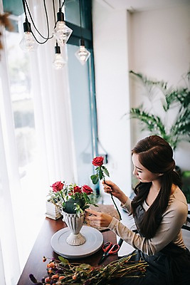 포토 JPG 여자 꽃 행복 화분 여유 조명 실내 한명 사람 상반신 20대 성인 취미 옆모습 하이앵글 장미 한국인 꽃집 창가 꽃꽂이 즐거움 조경가위 성인여자한명만 국내포토 식물 1 감정 뷰포인트 창문 가위_도구 동양인 청년 내부 상점 원예 여자한명만 성인여자만 파일형식