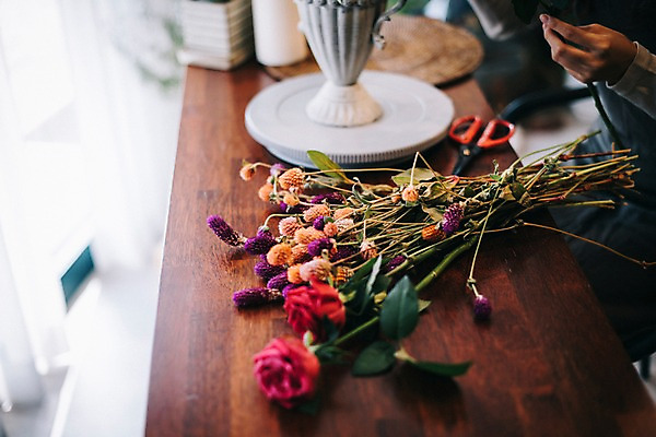 포토 JPG 손 여자 꽃 행복 여유 탁자 실내 관리 한명 사람 20대 성인 취미 장미 한국인 꽃집 꽃꽂이 즐거움 손질 조경가위 성인여자한명만 국내포토 식물 1 감정 가구 가위_도구 동양인 청년 내부 신체부위 상점 원예 여자한명만 성인여자만 파일형식