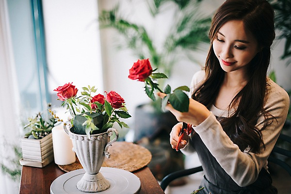 포토 JPG 응시 여자 꽃 행복 화분 여유 실내 한명 미소 사람 앉기 상반신 20대 성인 취미 옆모습 장미 한국인 자르기 꽃집 꽃꽂이 즐거움 손질 조경가위 성인여자한명만 국내포토 식물 1 시선 감정 뷰포인트 모션 가위_도구 표정 동양인 청년 내부 상점 원예 여자한명만 성인여자만 파일형식