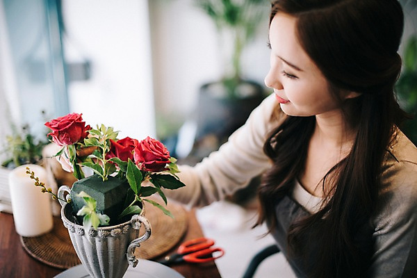 포토 JPG 응시 여자 꽃 행복 화분 여유 실내 한명 사람 상반신 20대 성인 취미 옆모습 장미 한국인 꽃집 꽃꽂이 즐거움 손질 성인여자한명만 국내포토 식물 1 시선 감정 뷰포인트 동양인 청년 내부 상점 원예 여자한명만 성인여자만 파일형식