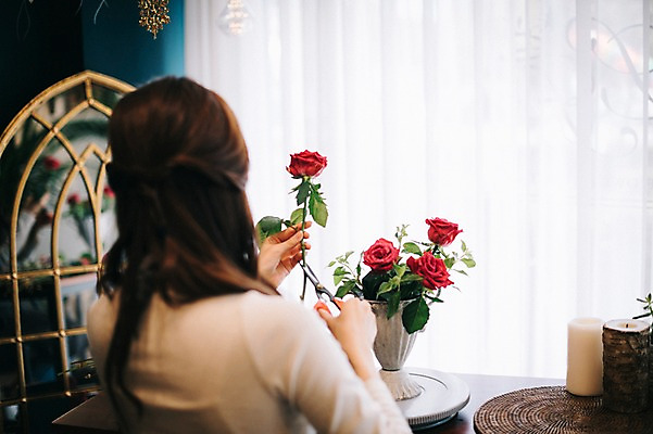 포토 JPG 여자 꽃 행복 화분 여유 탁자 실내 관리 한명 사람 상반신 20대 성인 취미 뒷모습 장미 한국인 꽃집 꽃꽂이 즐거움 손질 조경가위 성인여자한명만 국내포토 식물 1 감정 뷰포인트 가구 가위_도구 동양인 청년 내부 상점 원예 여자한명만 성인여자만 파일형식