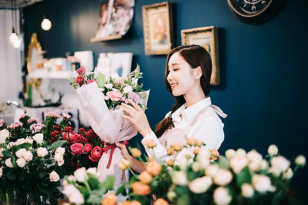 포토 JPG 응시 여자 꽃 행복 여유 꽃다발 실내 한명 미소 사람 상반신 20대 성인 취미 옆모습 장미 만지기 한국인 꽃집 즐거움 만들기 손질 성인여자한명만 국내포토 식물 1 시선 감정 뷰포인트 모션 표정 동양인 청년 내부 상점 여자한명만 성인여자만 파일형식