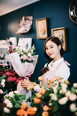 포토 JPG 응시 여자 꽃 행복 여유 꽃다발 포장 실내 한명 미소 들기 사람 상반신 20대 성인 취미 옆모습 장미 한국인 꽃집 즐거움 만들기 손질 성인여자한명만 국내포토 식물 1 시선 감정 뷰포인트 모션 표정 동양인 청년 내부 상점 여자한명만 성인여자만 파일형식