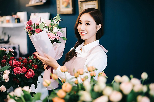 포토 JPG 응시 여자 꽃 행복 여유 꽃다발 포장 실내 한명 미소 들기 사람 상반신 20대 성인 취미 옆모습 장미 한국인 꽃집 즐거움 손질 성인여자한명만 국내포토 식물 1 시선 감정 뷰포인트 모션 표정 동양인 청년 내부 상점 여자한명만 성인여자만 파일형식