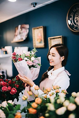 포토 JPG 응시 여자 꽃 행복 여유 꽃다발 포장 실내 한명 미소 들기 사람 상반신 20대 성인 취미 옆모습 장미 한국인 꽃집 즐거움 손질 성인여자한명만 국내포토 식물 1 시선 감정 뷰포인트 모션 표정 동양인 청년 내부 상점 여자한명만 성인여자만 파일형식