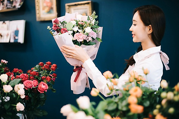 포토 JPG 응시 여자 꽃 행복 여유 꽃다발 포장 실내 한명 미소 사람 상반신 20대 성인 취미 옆모습 장미 한국인 꽃집 즐거움 만들기 손질 성인여자한명만 국내포토 식물 1 시선 감정 뷰포인트 모션 표정 동양인 청년 내부 상점 여자한명만 성인여자만 파일형식