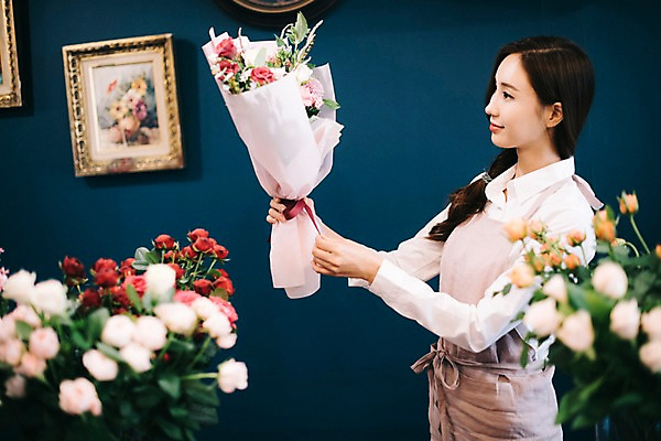 포토 JPG 응시 여자 꽃 행복 리본 여유 꽃다발 포장 실내 한명 미소 들기 사람 상반신 20대 성인 취미 옆모습 장미 한국인 꽃집 즐거움 손질 성인여자한명만 국내포토 식물 1 시선 감정 뷰포인트 모션 표정 동양인 청년 내부 상점 여자한명만 성인여자만 파일형식