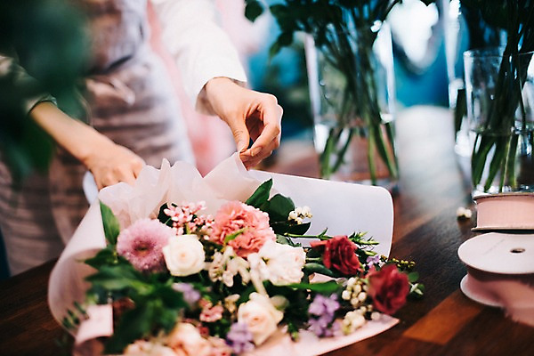 포토 JPG 여자 꽃 행복 리본 여유 꽃다발 포장 실내 한명 사람 근접촬영 20대 성인 취미 신체부위 꽃병 한국인 양손 꽃집 즐거움 만들기 손질 성인여자한명만 국내포토 식물 1 손 감정 뷰포인트 모션 동양인 청년 내부 상점 여자한명만 성인여자만 파일형식