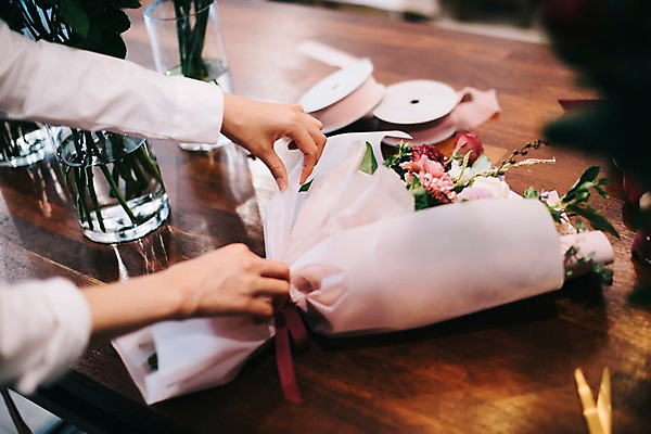 포토 JPG 여자 꽃 행복 리본 여유 꽃다발 포장 실내 관리 한명 사람 20대 성인 취미 신체부위 꽃병 한국인 양손 꽃집 즐거움 만들기 손질 성인여자한명만 국내포토 식물 1 손 감정 모션 동양인 청년 내부 상점 여자한명만 성인여자만 파일형식