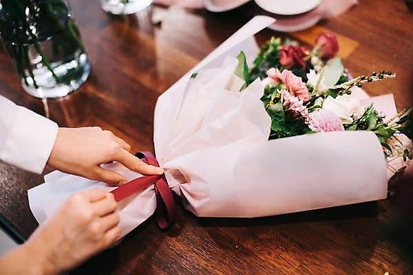 포토 JPG 여자 꽃 행복 리본 여유 꽃다발 포장 실내 관리 한명 사람 20대 성인 취미 신체부위 한국인 양손 묶기 꽃집 즐거움 만들기 손질 성인여자한명만 국내포토 식물 1 손 감정 모션 동양인 청년 내부 상점 여자한명만 성인여자만 파일형식