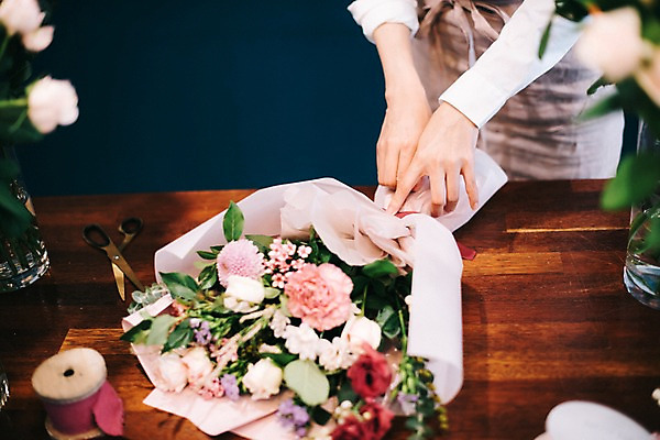포토 JPG 여자 꽃 행복 리본 여유 꽃다발 포장 실내 관리 한명 사람 20대 성인 취미 신체부위 한국인 양손 꽃집 즐거움 만들기 손질 성인여자한명만 국내포토 식물 1 손 감정 모션 동양인 청년 내부 상점 여자한명만 성인여자만 파일형식