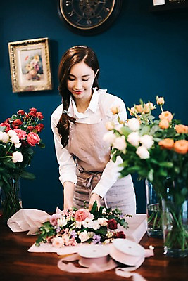 포토 JPG 응시 여자 꽃 행복 리본 여유 꽃다발 포장 실내 관리 한명 미소 사람 상반신 20대 성인 취미 앞모습 장미 꽃병 한국인 꽃집 즐거움 만들기 손질 성인여자한명만 국내포토 식물 1 시선 감정 뷰포인트 모션 표정 동양인 청년 내부 상점 여자한명만 성인여자만 파일형식