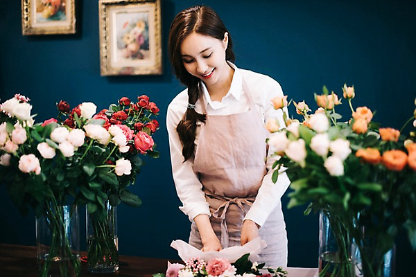 포토 JPG 응시 여자 꽃 행복 여유 꽃다발 포장 실내 관리 한명 미소 사람 상반신 20대 성인 취미 앞모습 장미 꽃병 한국인 꽃집 즐거움 만들기 손질 성인여자한명만 국내포토 식물 1 시선 감정 뷰포인트 모션 표정 동양인 청년 내부 상점 여자한명만 성인여자만 파일형식