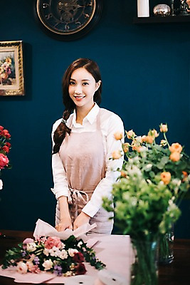 포토 JPG 응시 여자 꽃 행복 리본 여유 꽃다발 포장 실내 관리 한명 미소 사람 상반신 20대 성인 취미 앞모습 장미 꽃병 한국인 꽃집 즐거움 손질 성인여자한명만 국내포토 식물 1 시선 감정 뷰포인트 표정 동양인 청년 내부 상점 여자한명만 성인여자만 파일형식