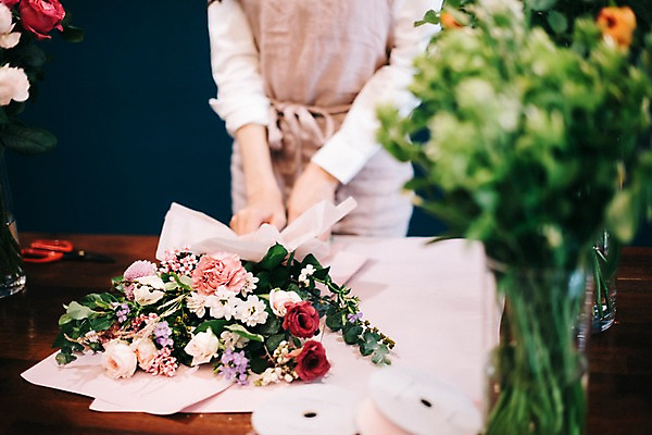 포토 JPG 여자 꽃 행복 리본 여유 꽃다발 포장 실내 관리 한명 사람 상반신 20대 성인 취미 앞모습 꽃병 한국인 꽃집 즐거움 만들기 손질 성인여자한명만 국내포토 식물 1 감정 뷰포인트 모션 동양인 청년 내부 상점 여자한명만 성인여자만 파일형식