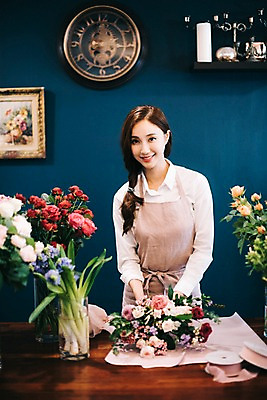 포토 JPG 응시 여자 꽃 행복 리본 여유 꽃다발 포장 실내 관리 한명 미소 사람 상반신 20대 성인 취미 앞모습 장미 꽃병 한국인 꽃집 즐거움 손질 성인여자한명만 국내포토 식물 1 시선 감정 뷰포인트 표정 동양인 청년 내부 상점 여자한명만 성인여자만 파일형식