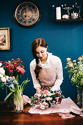 포토 JPG 응시 여자 꽃 행복 리본 여유 꽃다발 포장 실내 한명 사람 상반신 20대 성인 취미 앞모습 장미 꽃병 한국인 꽃집 즐거움 만들기 성인여자한명만 국내포토 식물 1 시선 감정 뷰포인트 모션 동양인 청년 내부 상점 여자한명만 성인여자만 파일형식