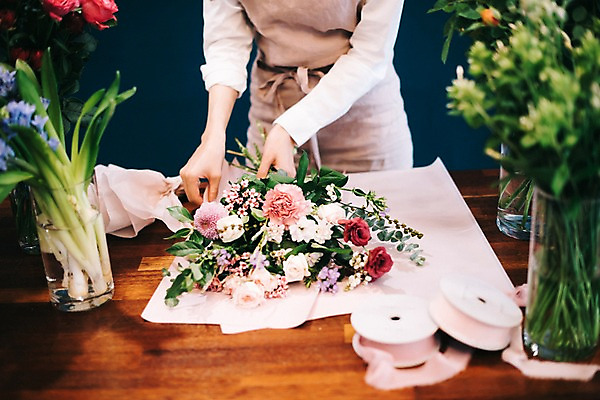 포토 JPG 여자 꽃 행복 여유 꽃다발 실내 관리 한명 사람 상반신 20대 성인 취미 앞모습 꽃병 한국인 꽃집 즐거움 만들기 손질 성인여자한명만 국내포토 식물 1 감정 뷰포인트 모션 동양인 청년 내부 상점 여자한명만 성인여자만 파일형식