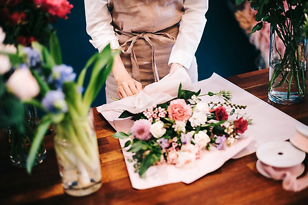 포토 JPG 여자 꽃 행복 여유 꽃다발 포장 실내 관리 한명 사람 상반신 20대 성인 취미 앞모습 꽃병 한국인 꽃집 즐거움 만들기 손질 성인여자한명만 국내포토 식물 1 감정 뷰포인트 모션 동양인 청년 내부 상점 여자한명만 성인여자만 파일형식