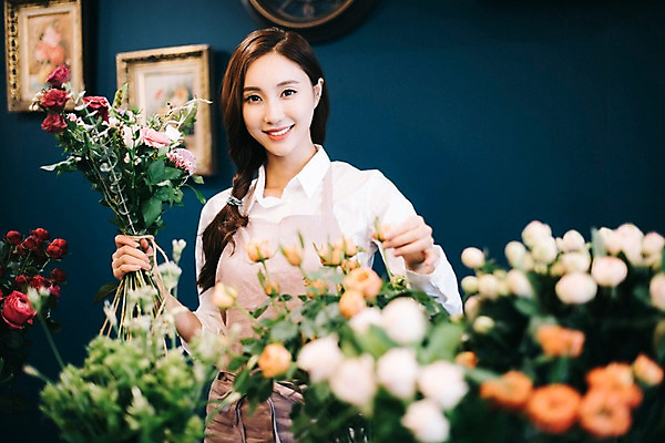 포토 JPG 응시 여자 꽃 행복 여유 꽃다발 한송이 실내 관리 한명 미소 들기 사람 상반신 20대 성인 취미 앞모습 장미 한국인 다발 꽃집 즐거움 손질 꺼내기 성인여자한명만 국내포토 식물 1 시선 감정 뷰포인트 모션 표정 동양인 청년 내부 상점 송이 여자한명만 성인여자만 파일형식