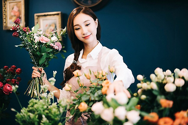 포토 JPG 응시 여자 꽃 행복 여유 꽃다발 실내 관리 한명 미소 사람 상반신 20대 성인 취미 앞모습 장미 한국인 다발 꽃집 즐거움 만들기 손질 꺼내기 성인여자한명만 국내포토 식물 1 시선 감정 뷰포인트 모션 표정 동양인 청년 내부 상점 여자한명만 성인여자만 파일형식