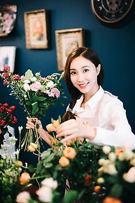 포토 JPG 응시 여자 꽃 행복 여유 꽃다발 한송이 실내 관리 한명 미소 사람 상반신 20대 성인 취미 옆모습 한국인 끈 다발 꽃집 즐거움 만들기 손질 꺼내기 성인여자한명만 국내포토 식물 1 시선 감정 뷰포인트 모션 표정 동양인 청년 내부 상점 송이 여자한명만 성인여자만 파일형식
