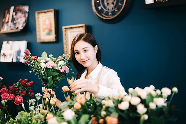 포토 JPG 응시 여자 꽃 행복 여유 꽃다발 실내 관리 한명 미소 들기 사람 상반신 20대 성인 취미 옆모습 장미 한국인 끈 다발 꽃집 즐거움 만들기 손질 꺼내기 성인여자한명만 국내포토 식물 1 시선 감정 뷰포인트 모션 표정 동양인 청년 내부 상점 여자한명만 성인여자만 파일형식