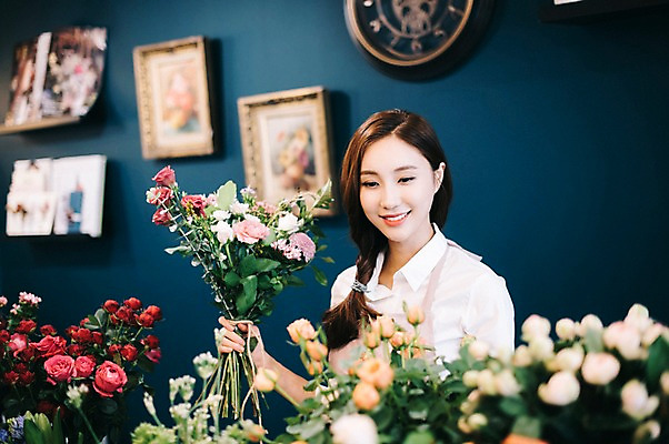 포토 JPG 응시 여자 꽃 행복 여유 꽃다발 실내 관리 한명 미소 들기 사람 상반신 20대 성인 취미 앞모습 장미 한국인 다발 꽃집 즐거움 손질 성인여자한명만 국내포토 식물 1 시선 감정 뷰포인트 모션 표정 동양인 청년 내부 상점 여자한명만 성인여자만 파일형식