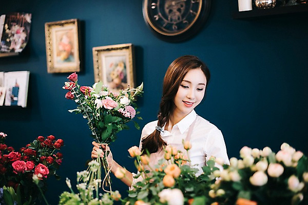 포토 JPG 응시 여자 꽃 행복 여유 꽃다발 실내 관리 한명 미소 들기 사람 상반신 20대 성인 취미 앞모습 장미 한국인 다발 꽃집 즐거움 손질 성인여자한명만 국내포토 식물 1 시선 감정 뷰포인트 모션 표정 동양인 청년 내부 상점 여자한명만 성인여자만 파일형식