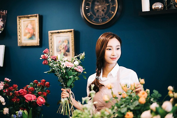 포토 JPG 응시 여자 꽃 행복 여유 꽃다발 실내 관리 한명 미소 사람 상반신 20대 성인 취미 앞모습 장미 한국인 다발 꽃집 즐거움 손질 성인여자한명만 국내포토 식물 1 시선 감정 뷰포인트 표정 동양인 청년 내부 상점 여자한명만 성인여자만 파일형식