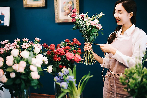 포토 JPG 응시 여자 꽃 행복 여유 꽃다발 실내 관리 한명 미소 사람 상반신 20대 성인 취미 옆모습 한국인 끈 다발 꽃집 즐거움 만들기 손질 성인여자한명만 국내포토 식물 1 시선 감정 뷰포인트 모션 표정 동양인 청년 내부 상점 여자한명만 성인여자만 파일형식