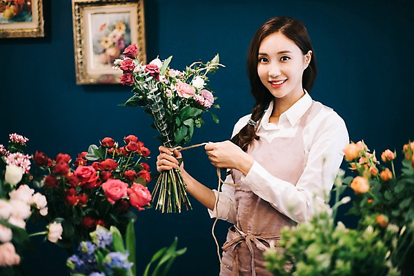 포토 JPG 응시 여자 꽃 행복 여유 꽃다발 실내 관리 한명 미소 사람 상반신 20대 성인 취미 앞모습 장미 한국인 다발 꽃집 즐거움 손질 성인여자한명만 국내포토 식물 1 시선 감정 뷰포인트 표정 동양인 청년 내부 상점 여자한명만 성인여자만 파일형식